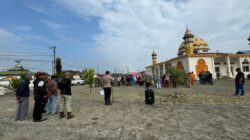 Aparatur Desa Tondo bersama Forkopimcam Bungku Barat dan warga berkumpul di halaman masjid untuk apel pagi, Sabtu (18/4/2026). Foto: Istimewa