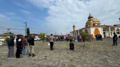 Aparatur Desa Tondo bersama Forkopimcam Bungku Barat dan warga berkumpul di halaman masjid untuk apel pagi, Sabtu (18/4/2026). Foto: Istimewa