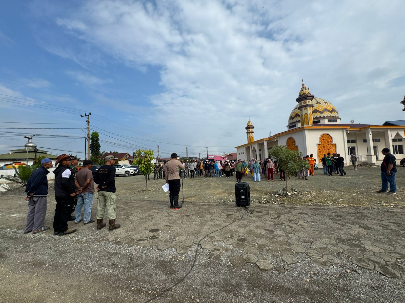 Aparatur Desa Tondo bersama Forkopimcam Bungku Barat dan warga berkumpul di halaman masjid untuk apel pagi, Sabtu (18/4/2026). Foto: Istimewa